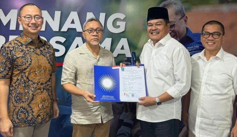 Musa-Ahmad-saat-menerima-surat-rekomendasi-dari-DPP-PAN.jpg