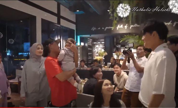 Nathalie-Holscher-Bertemu-Keempat-Anak-Sule-Tingkahnya-Terlihat-Canggung.jpg