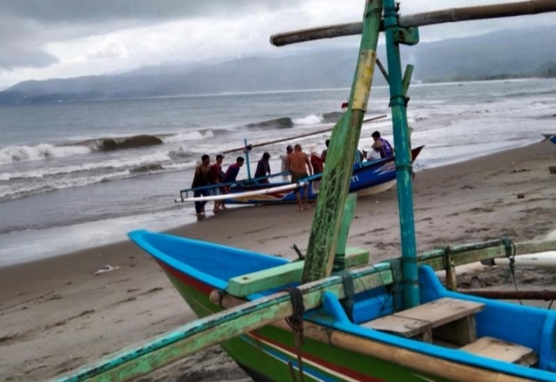 Nelayan di Pesisir Barat Keluhkan Sulitnya Dapat BBM Subsidi