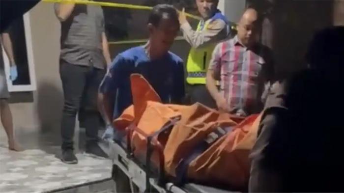 Wadi Histeris Lihat Ibunya Bersimbah Darah di Depan TV, Ada Parang di Dekat Jasad
