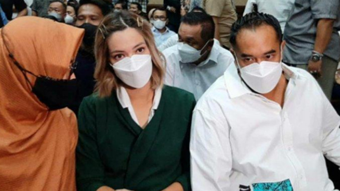 Nia-Ramadhani-Menangis-Usai-Divonis-1-Tahun-Penjara-Usap-Pundak-Ardi-Bakrie.jpg