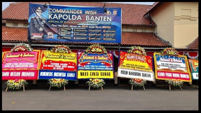 Nikita Mirzani Tersangka, Kantor Polres Serang Kota Banjir Karangan Bunga