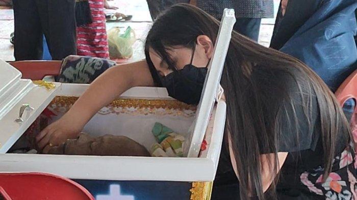 Air Mata Novia Indonesian Idol 2023 Tak Terbendung saat Pandangi Jenazah Ayahnya