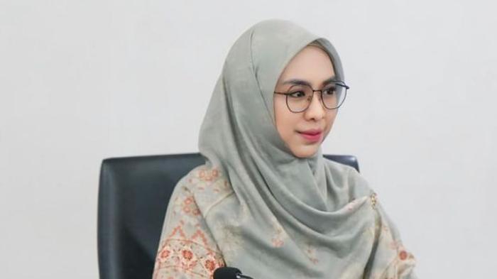 Tanggapan Oki Setiana Dewi Soal Isu Dipoligami Suami