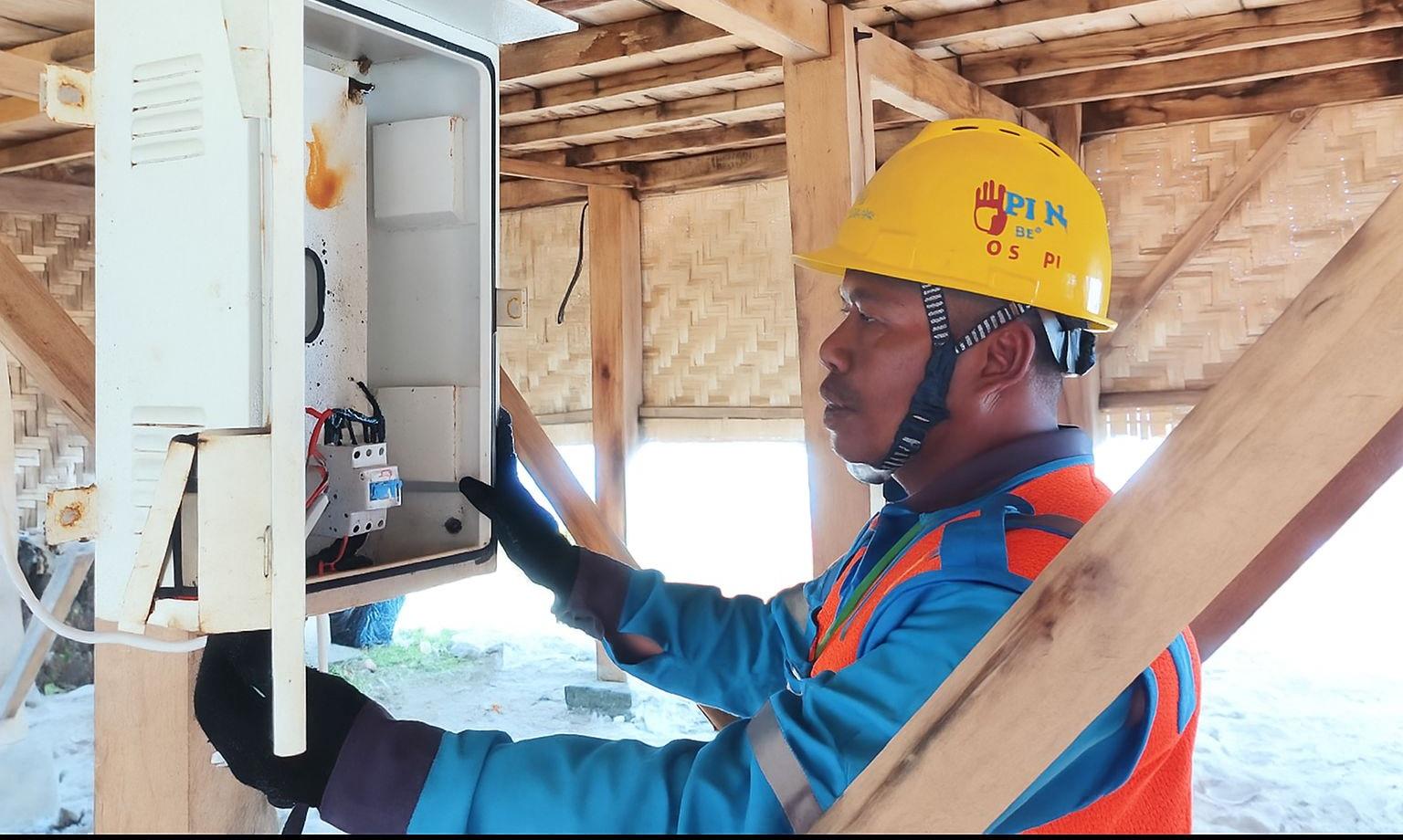 PLN UID Lampung Sukses Kawal Kelistrikan WSL Krui Pro 2025 Tanpa Kedip - PEMERIKSAAN-KELISTRIKAN-Potret-Petugas-56y.jpg