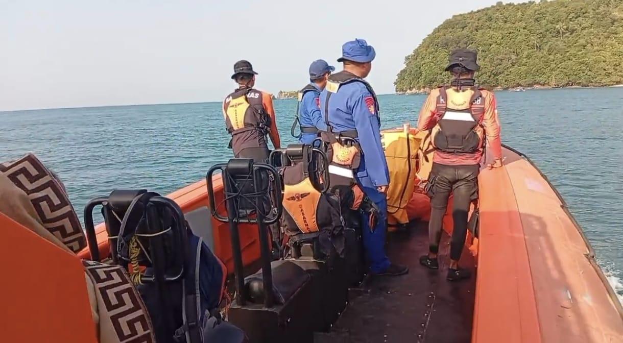 Hari Kedua Pencarian Penumpang KMP Batumandi, Tim SAR Perluas Area hingga 5 Mil Laut - Tribunlampung.co.id