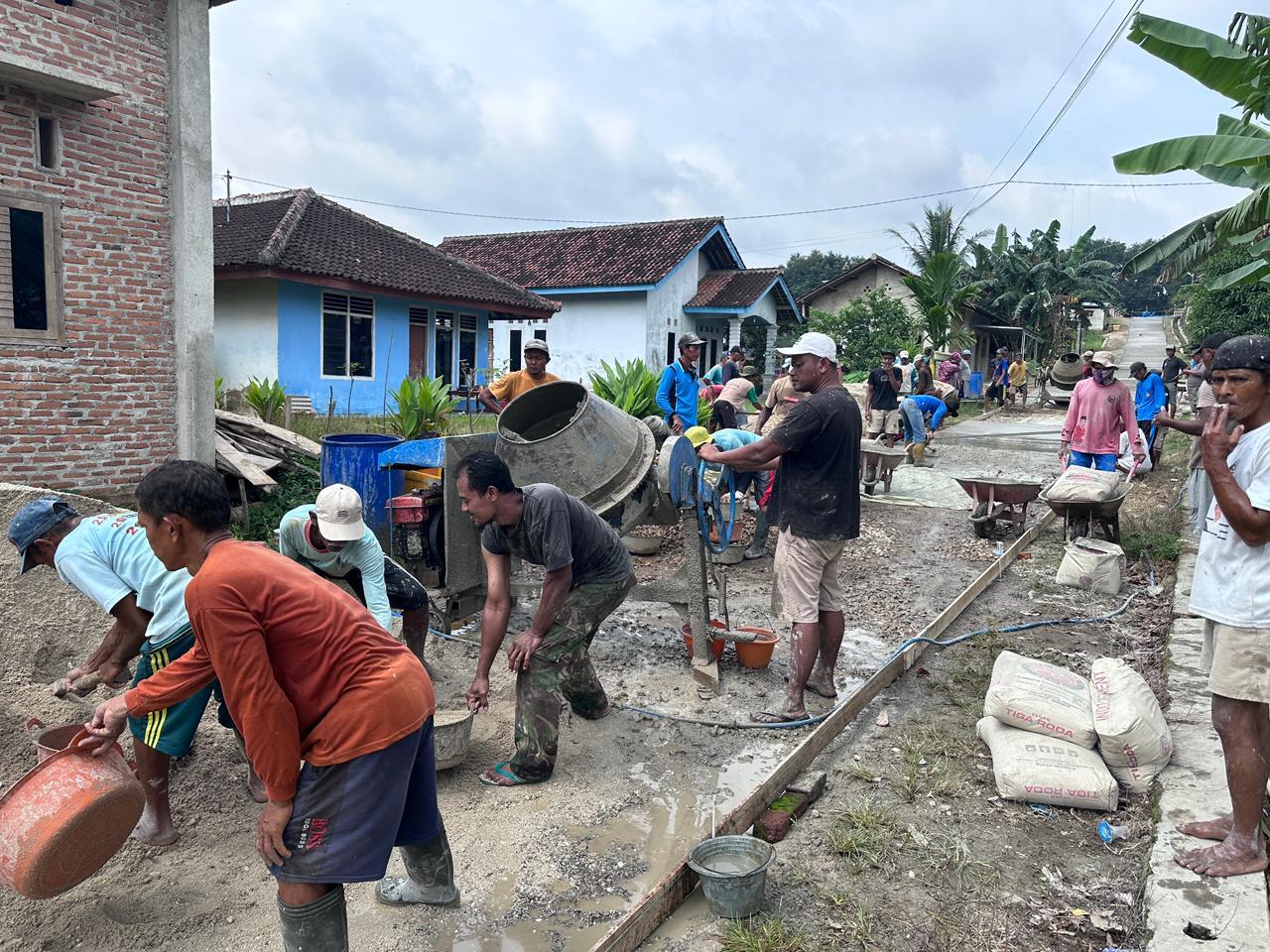 Tak Kunjung Disentuh Pemerintah, Warga Pringsewu Akhirnya Patungan Perbaiki Jalan