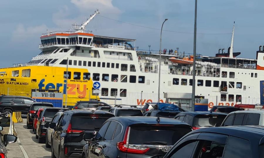 PENUMPANG-PT-ASDP-Indonesia-Ferry-Persero-Cabang-Bakauheni.jpg