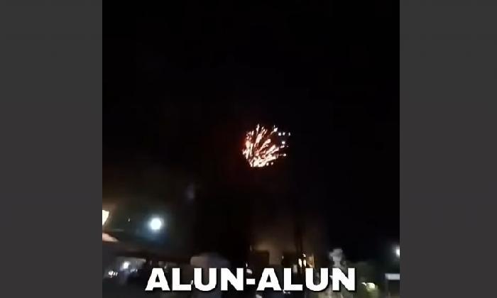 PESTA-KEMBANG-API-Pesta-kembang-api-digelar-di-Alun-alun.jpg
