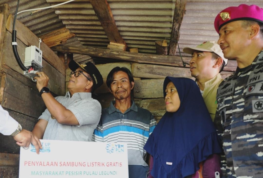 PLN Bareng Forkopimda dan Brigif 4 Marinir Salurkan Bansos untuk Warga Pulau Legundi - PJ-gub-lampung234.jpg