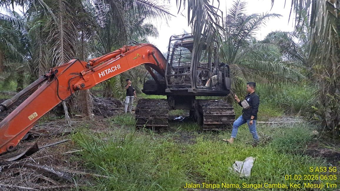 Ekskavator Milik PT Prima Alumga di Mesuji Lampung Dibakar OTK
