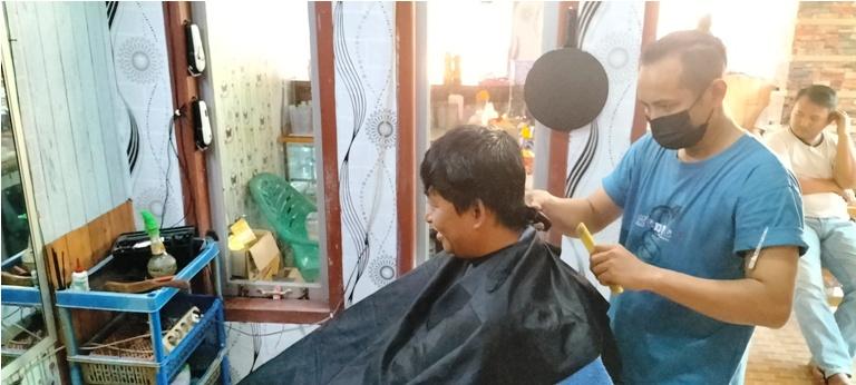 Pangkas-Rambut-Cak-Lan-di-Kelurahan-Yukum-Jaya.jpg