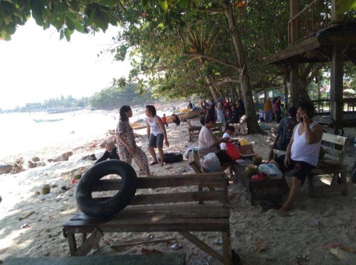 Hari Kedua Lebaran, Wisata Pantai Labuhan Jukung Mulai Dipadati Pengunjung