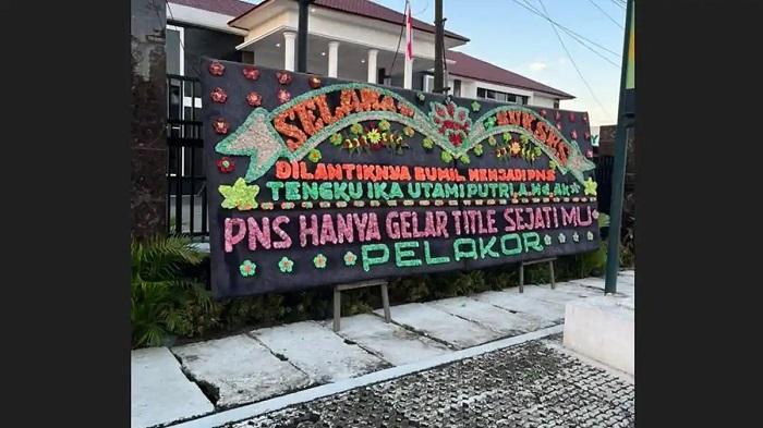 Papan-Bunga-Berisi-Sindiran-untuk-Pelakor.jpg