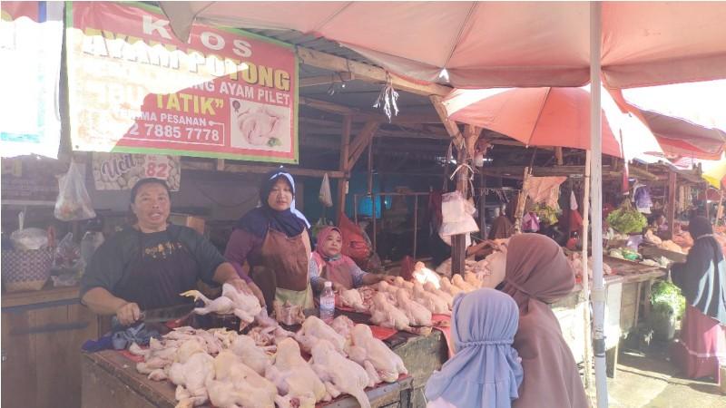 Masyarakat Bandar Lampung Mulai Tinggalkan Masker saat Aktivitas di Pasar Tradisional