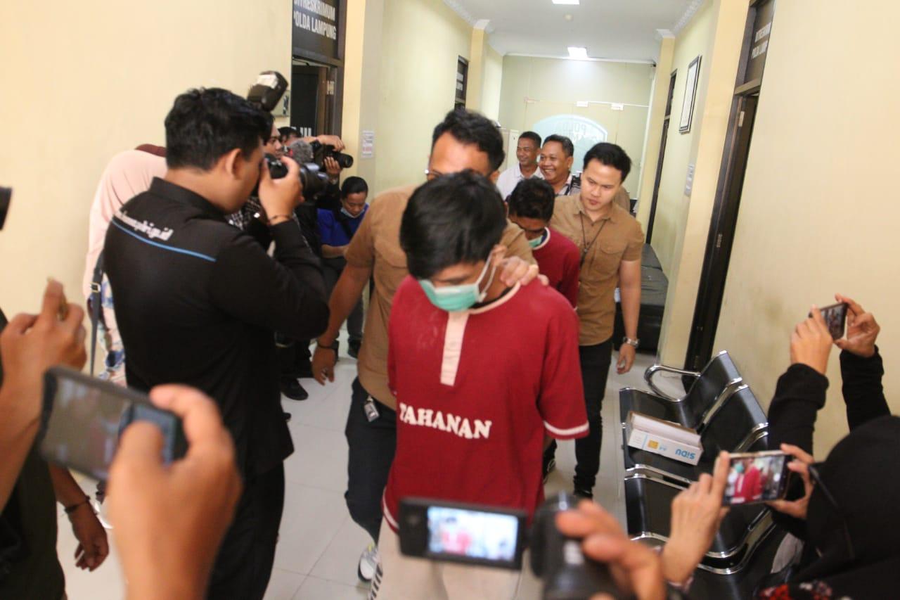 Para-tersangka-saat-digiring-petugas-Polda-Lampung.jpg