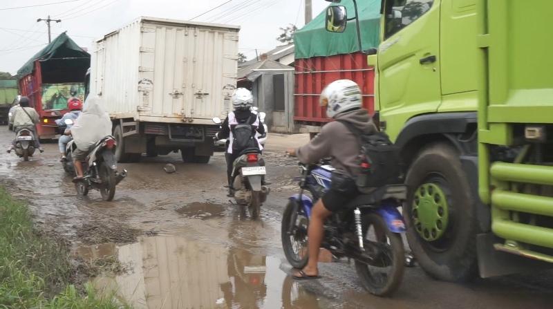 Parahnya-kerusakan-jalan-Punggur-Lampung-Tengah-sampai-disebut-seperti-kolam-ikan.jpg