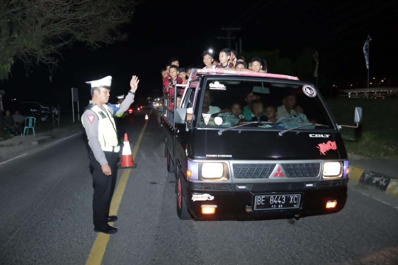 Pawai-malam-takbiran-di-Pesisir-Barat-Lampung-berlangsung-aman-dan-kondusif.jpg