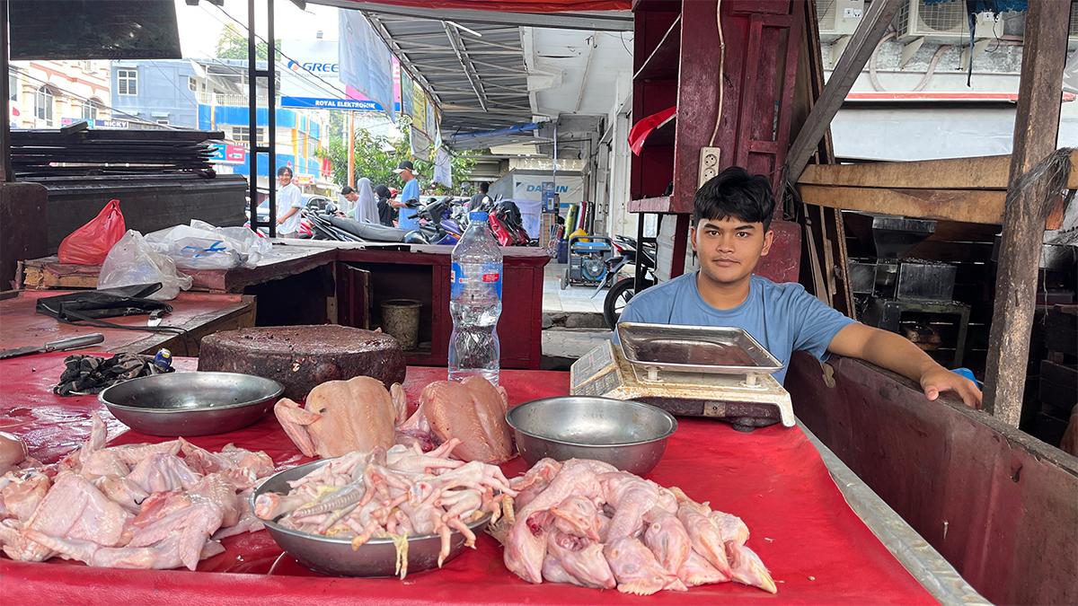 Pedagang Ayam di Bandar Lampung Tetap Ikuti Harga Distributor meskipun Ada HET - Tribunlampung.co.id