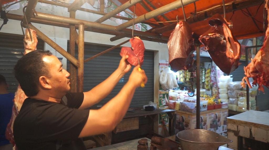 Pedagang-sapi-di-Pasar-Induk-Kota-Metro.jpg