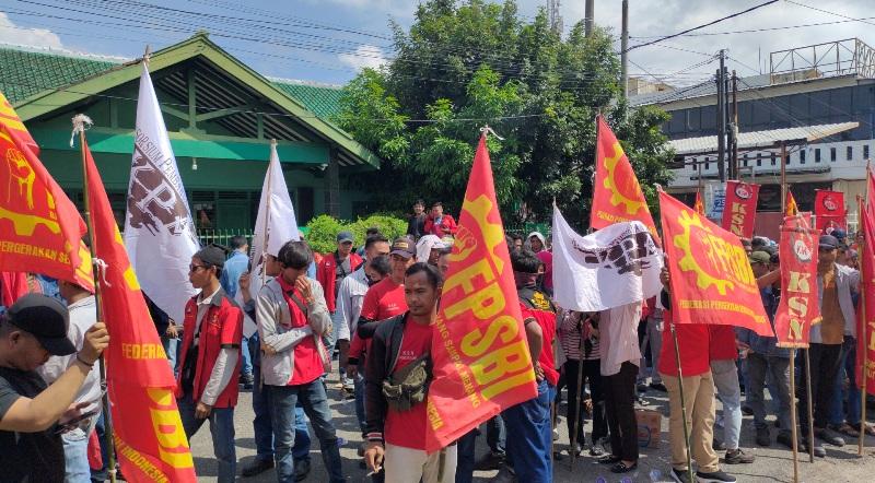Pekerja-Demo-di-Disnaker-Lampung.jpg