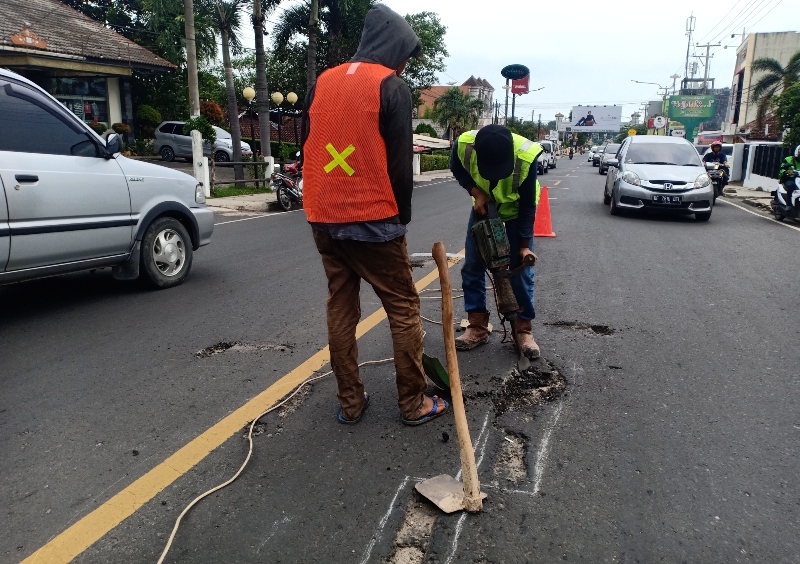 Pekerja-memperbaiki-aspal-yang-berlubang-di-Jalan-Wolter-Monginsidi.jpg