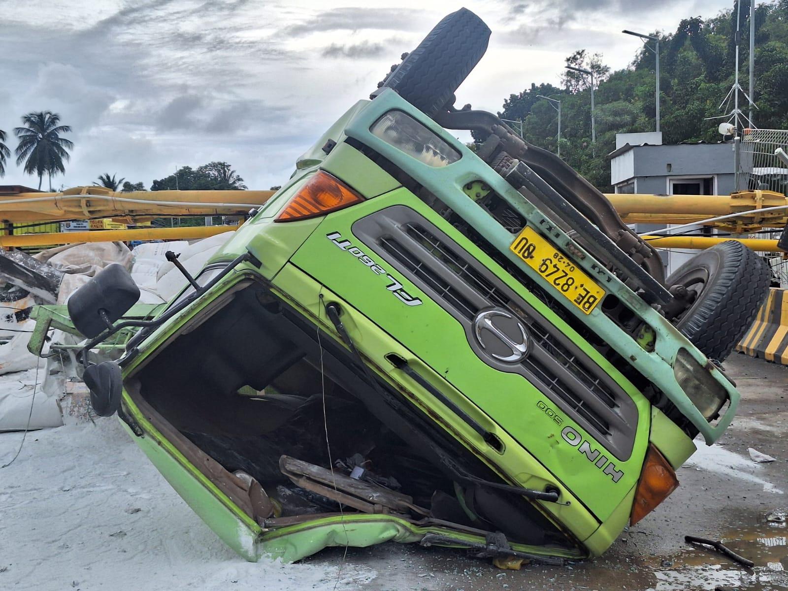 Breaking News Mobil Truk Terguling di Pelabuhan Bakauheni Lampung Selatan