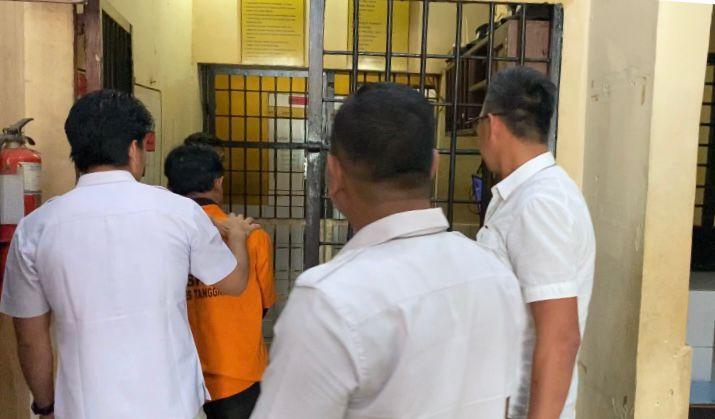 Pelaku-SR-dimasukkan-ke-dalam-ruang-tahanan.jpg