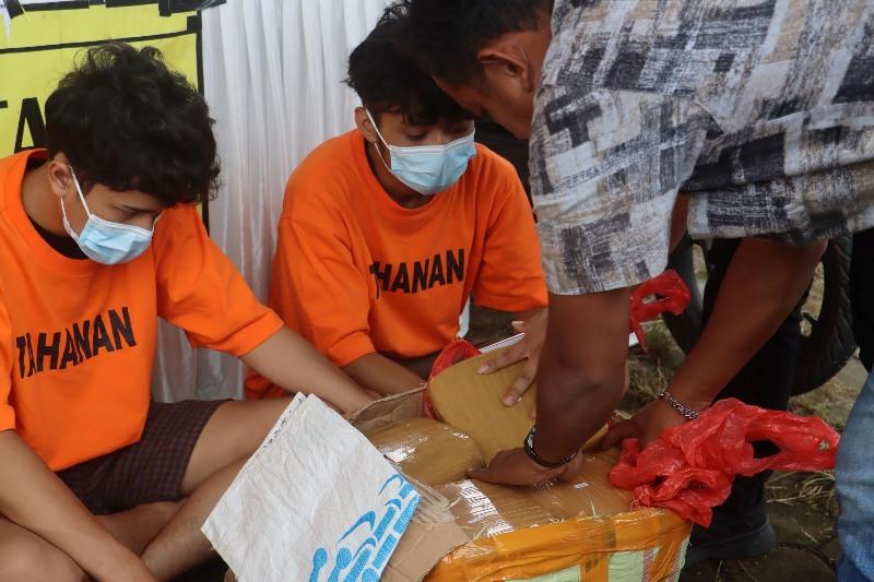 Pelaku-dan-paket-berisi-ganja-di-Mapolres-Lampung-Selatan.jpg