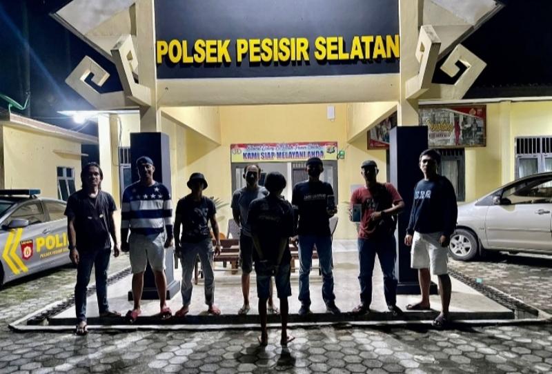 Pelaku-pencurian-HP-di-Pesisir-Barat-diamankan-di-Pantai-Labuhan-Jukung.jpg