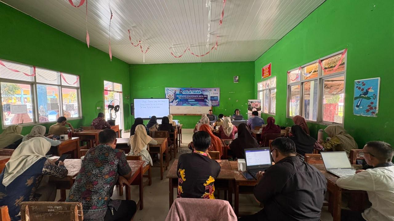 Dosen Universitas Teknokrat Bekali Guru SMPN 2 Pesawaran Teknologi Papan Interaktif - Tribunlampung.co.id