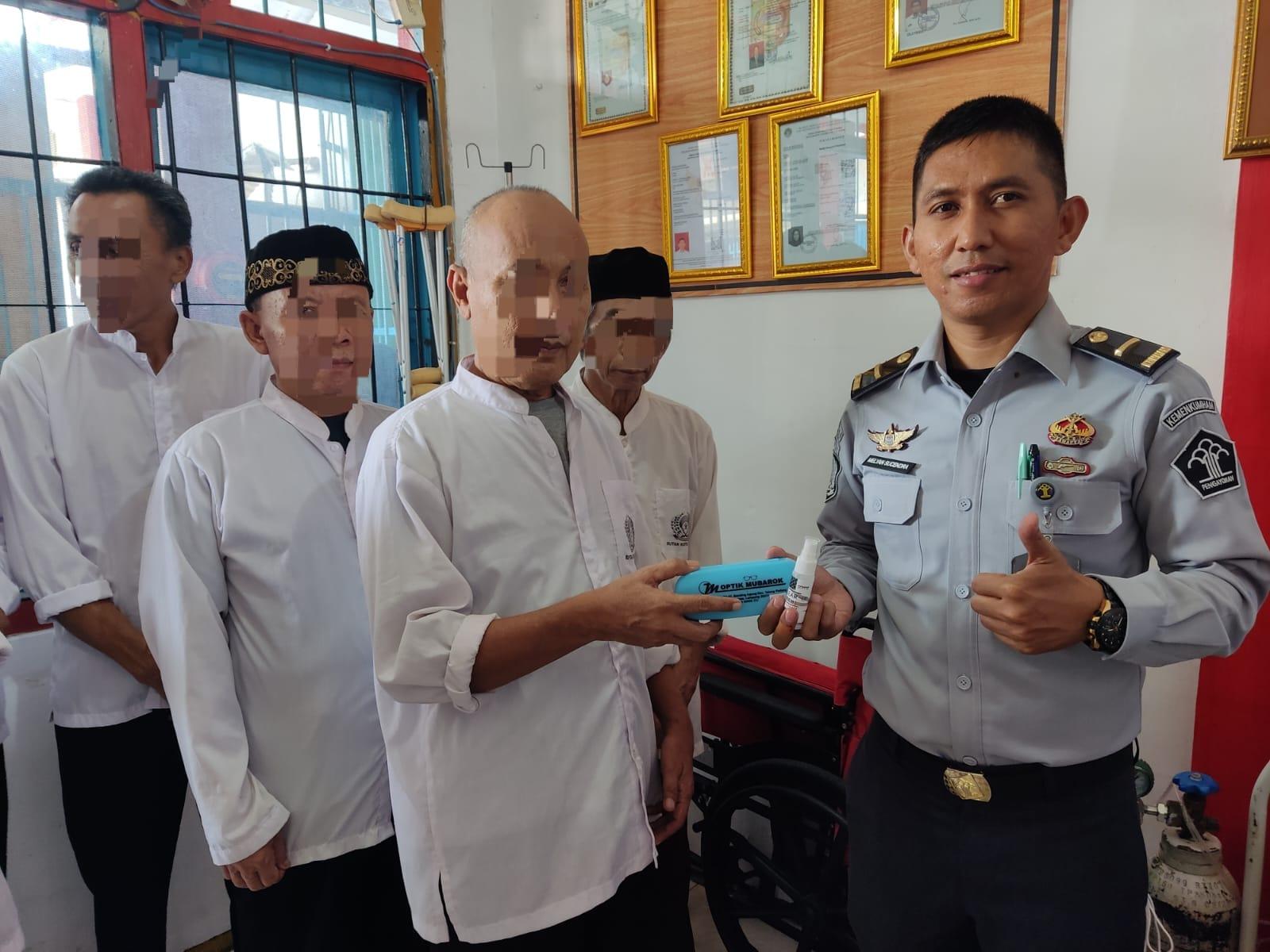 8 Warga Binaan Rutan Kota Agung Tanggamus Dapat Kacamata Gratis