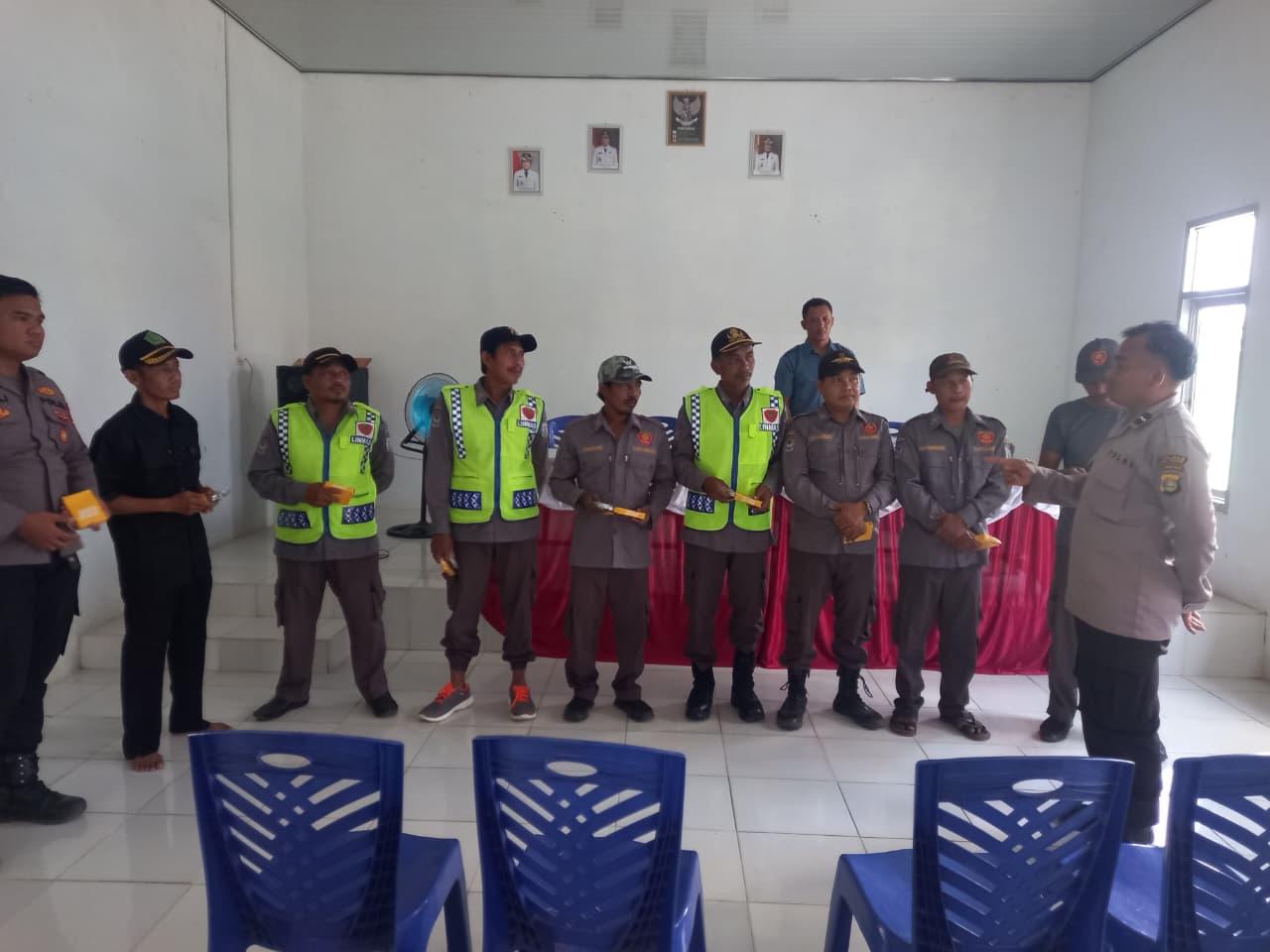 Satbinmas Polres Way Kanan Polda Lampung Bina Satkamling di Balai Kampung