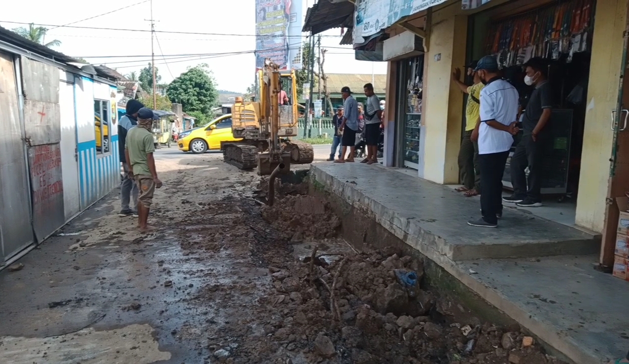 Atasi Genangan, Drainase Pasar Talang Padang Tanggamus Dibongkar Seluruhnya