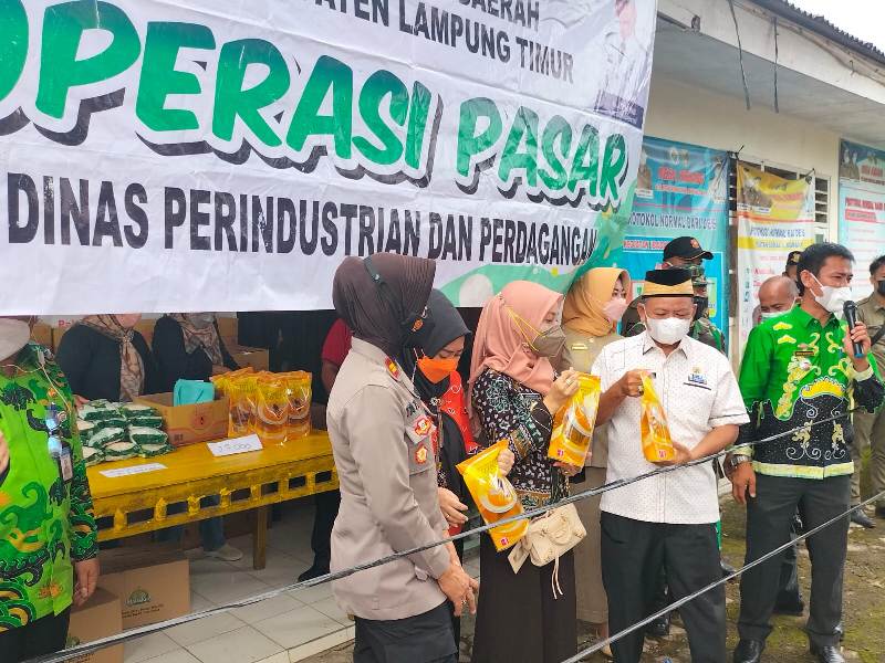 Pemkab Lampung Timur Gelar Operasi Pasar di Metro Kibang, Sediakan Minyak Goreng hingga Beras
