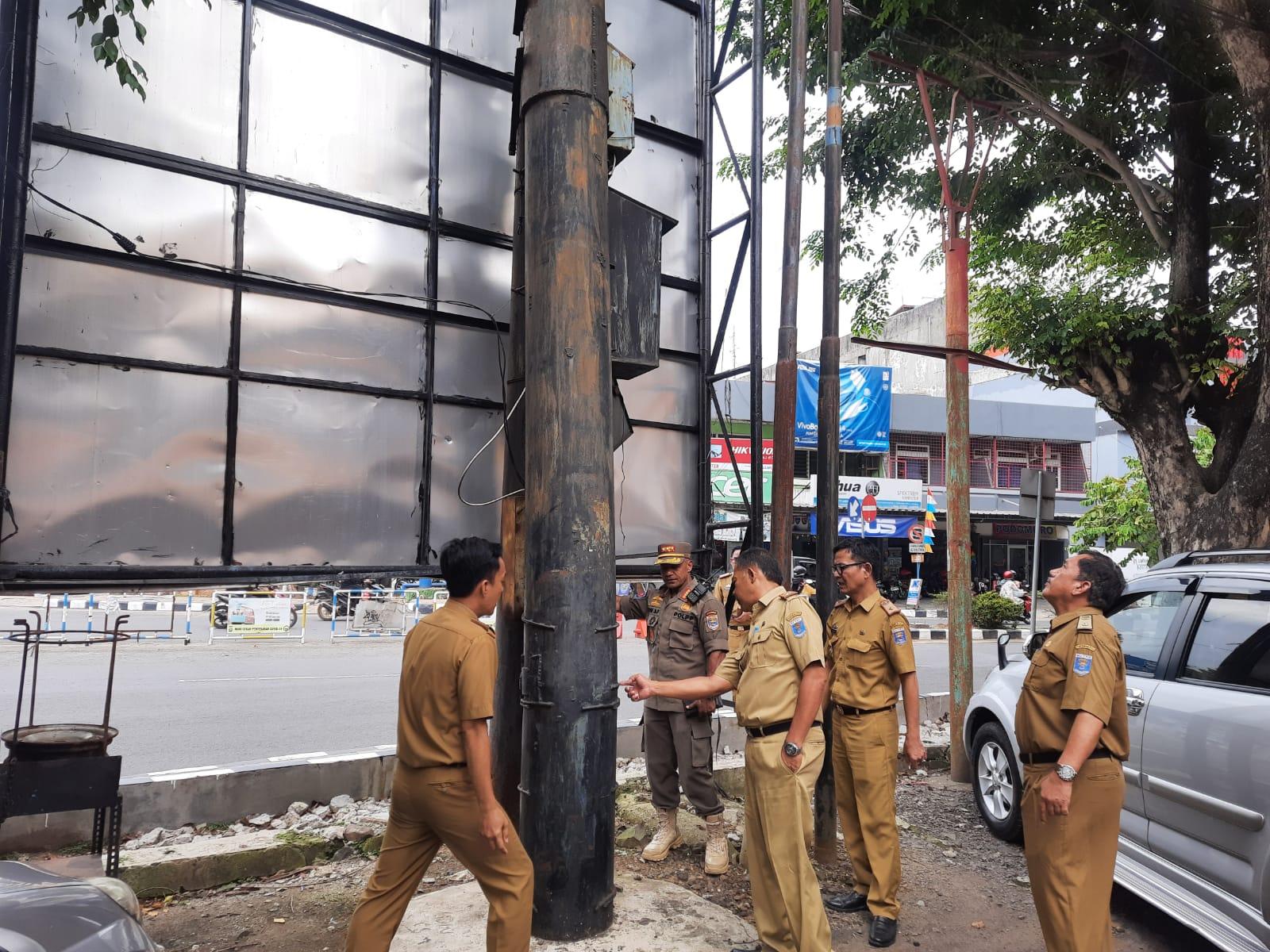 Pemkot Metro Lampung Evaluasi Tiga Tiang Reklame Berkarat