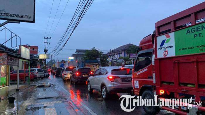 Pemotor Nekat Melintasi Banjir di Pesawaran Lampung, Berujung Mogok