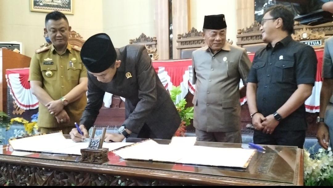 Penandatanganan-usulan-pemberhentian-pimpinan-DPRD-Lamtim.jpg