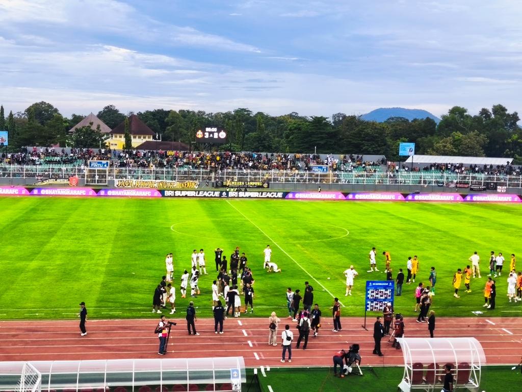 Pendukung-Bhayangkara-FC-melakukan-selebrasi-di-tribun-penonton.jpg