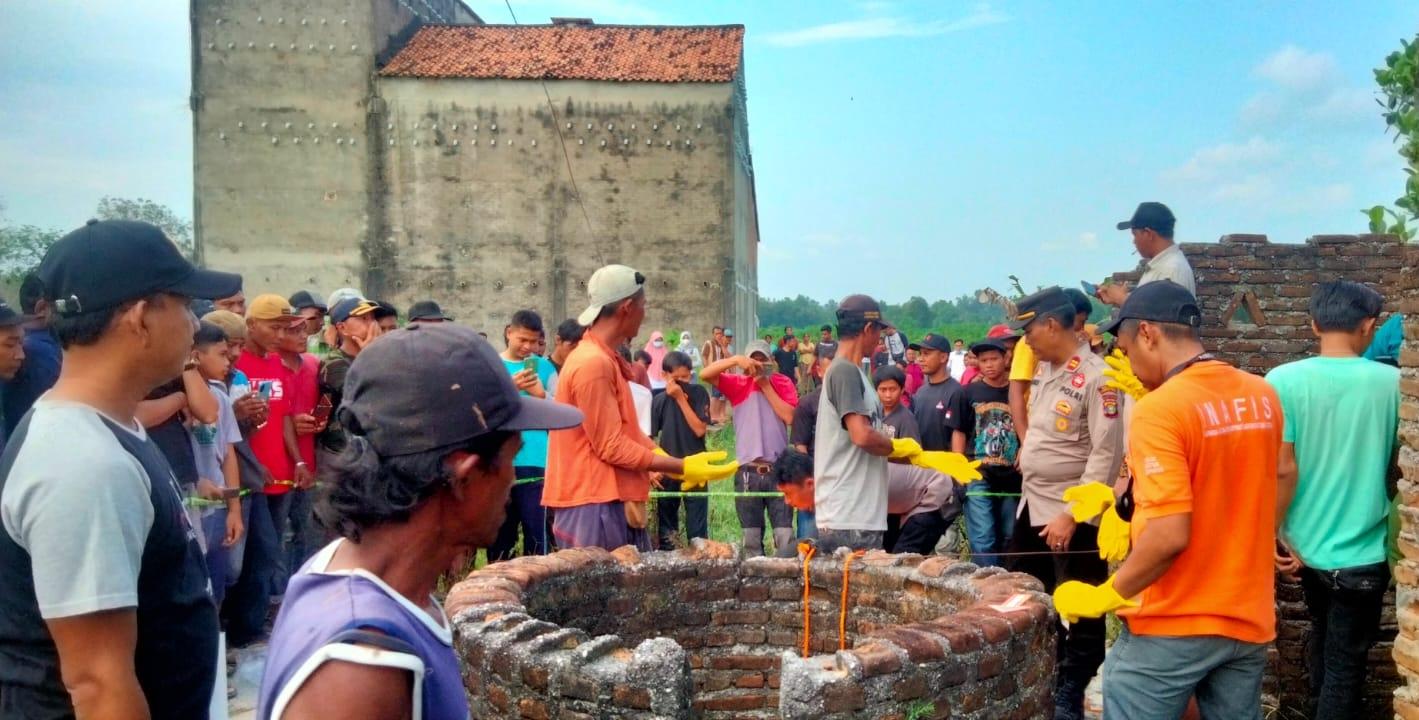Polres Lamtim Polda Lampung Evakuasi Jasad Mengambang Dalam Sumur yang Gegerkan Warga