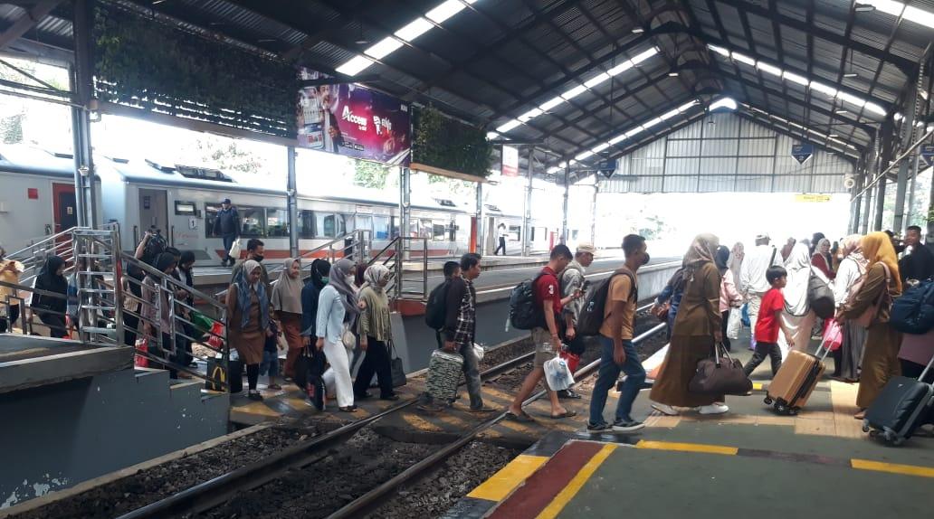 Penumpang-moda-transportasi-kereta-api-di-areal-Stasiun-Tanjungkarang.jpg