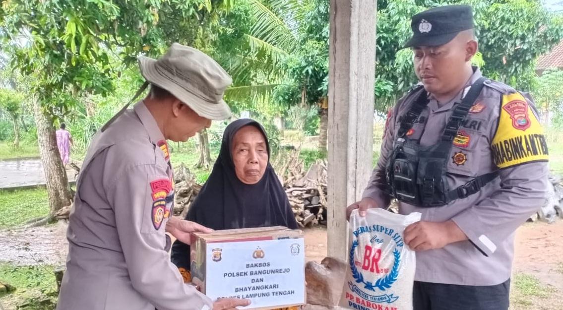 Jajaran Polda Lampung Door to Door Datangi Warga Membutuhkan untuk Salurkan Bantuan