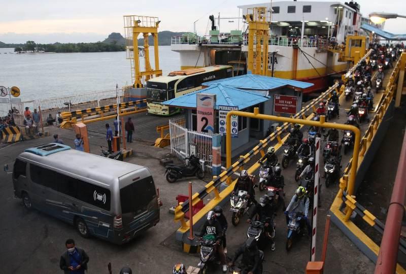 Penyeberangan-dari-Merak-didominasi-pemudik-bersepeda-motor.jpg
