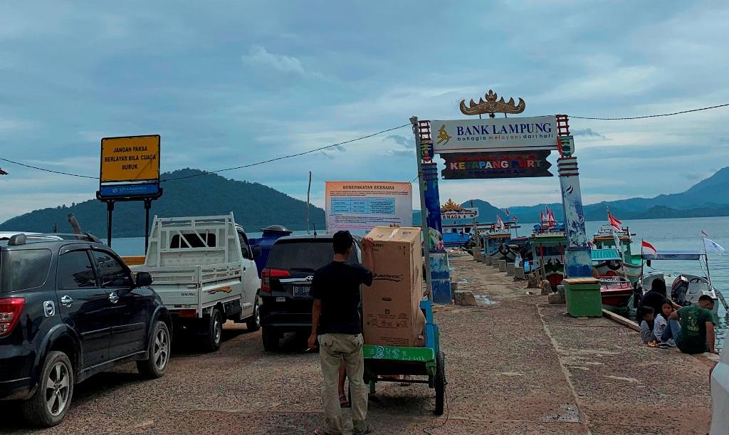 Penyeberangan-wisata-di-Dermaga-Ketapang-Pesawaran.jpg
