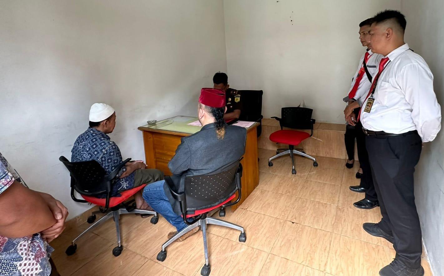 Penyerahan-tersangka-asusila-Polres-Tanggamus-4.jpg