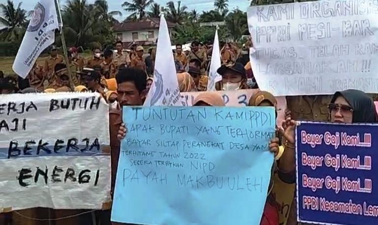 Perangkat-desa-di-Pesisir-Barat-gelar-aksi.jpg