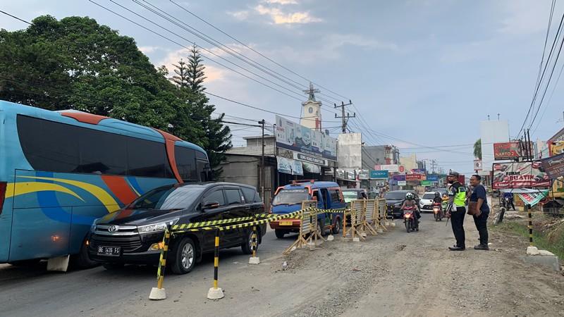 Perbaikan-gorong-gorong-di-Jalan-Ahmad-Yani-Pringsewu-timbulkan-kemacetan.jpg