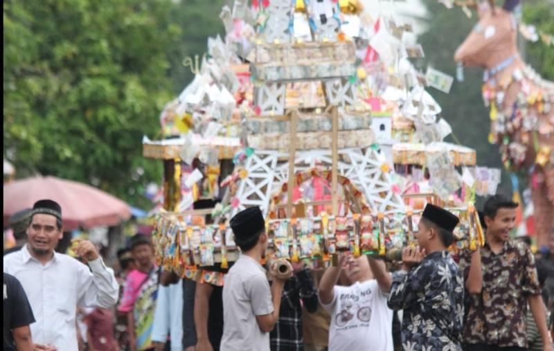 Peringati Maulid Nabi, Pemuda-pemudi di Lampung Timur Arak Miniatur Hewan Berisi Jajanan