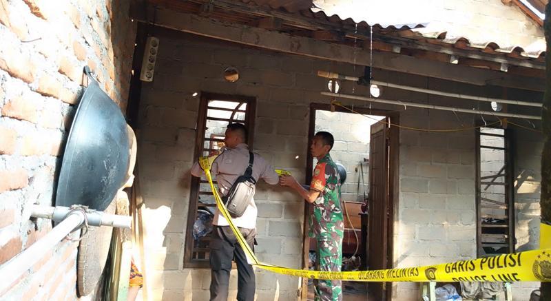 Personel-Polsek-Labuhan-Ratu-memasang-garis-polisi-di-rumah-korban-kebakaran.jpg
