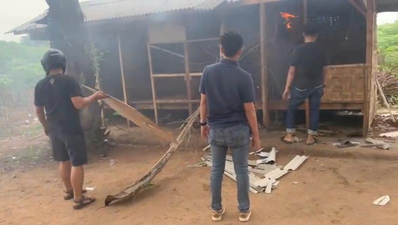 Personel-Satres-Narkoba-Polres-Lampung-Tengah-memusnahkan-gubuk-pesta-sabu.jpg